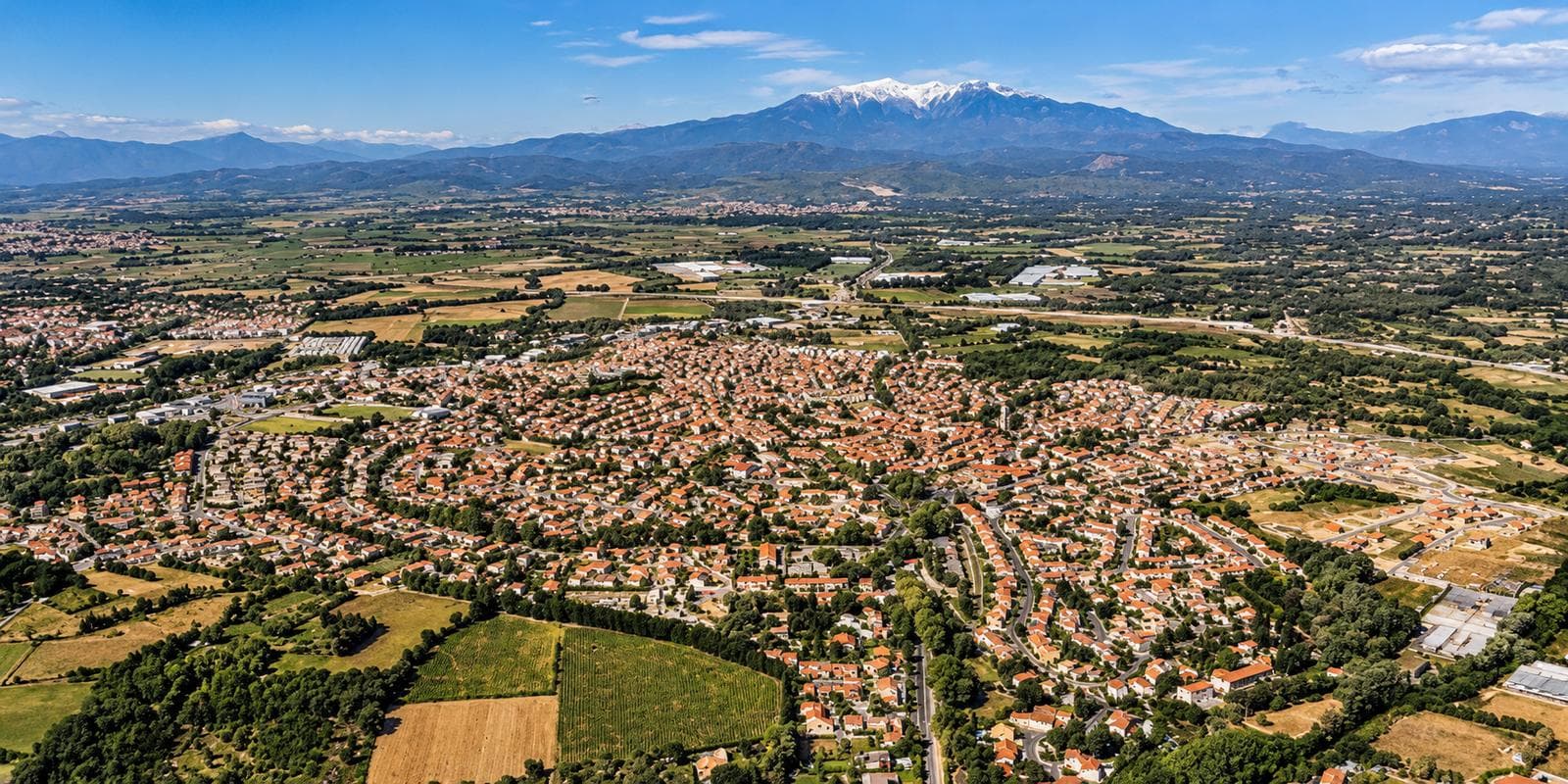Vue aérienne de Toulouges, avec le Canigou à l’horizon